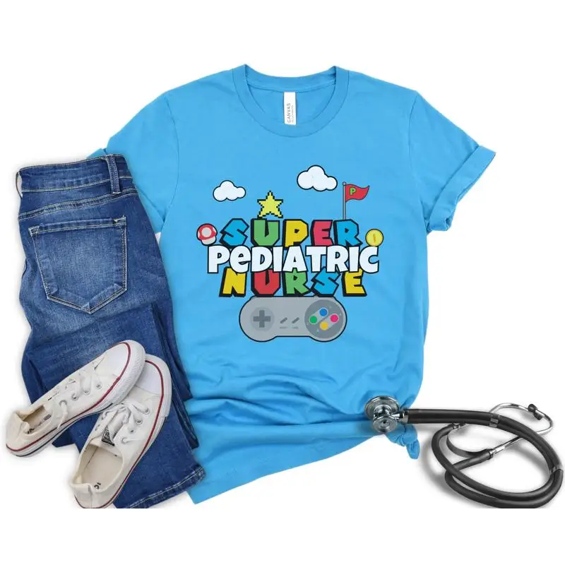 Retro Gaming Gamestop - Camiseta Engraçada de Enfermeira Pediátrica com